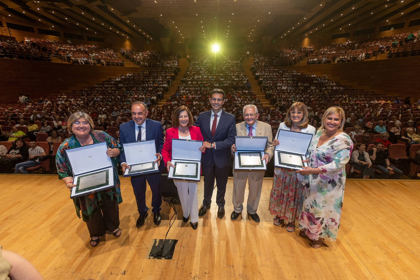El alcalde, flanqueado por los homenajeados y la concejal Ana Muñoz (izquierda), que recogió el premio de Miguel Ríos.
