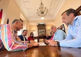 Reunión entre miembros del Ayuntamiento y MUY Jaén.