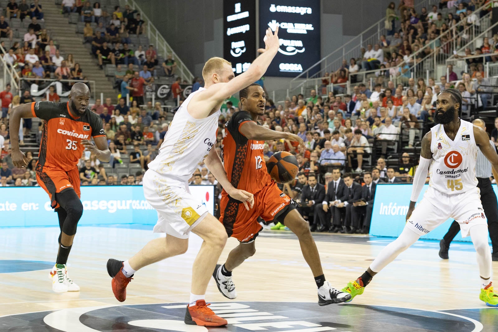 El partido entre Covirán y Zaragoza, a pie de pista