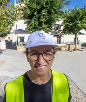 Imagen secundaria 2 - Los jubilados de Escúzar, a la sombra. Los regentes del bar 'El Morenete' y Bárbara con su gorra.