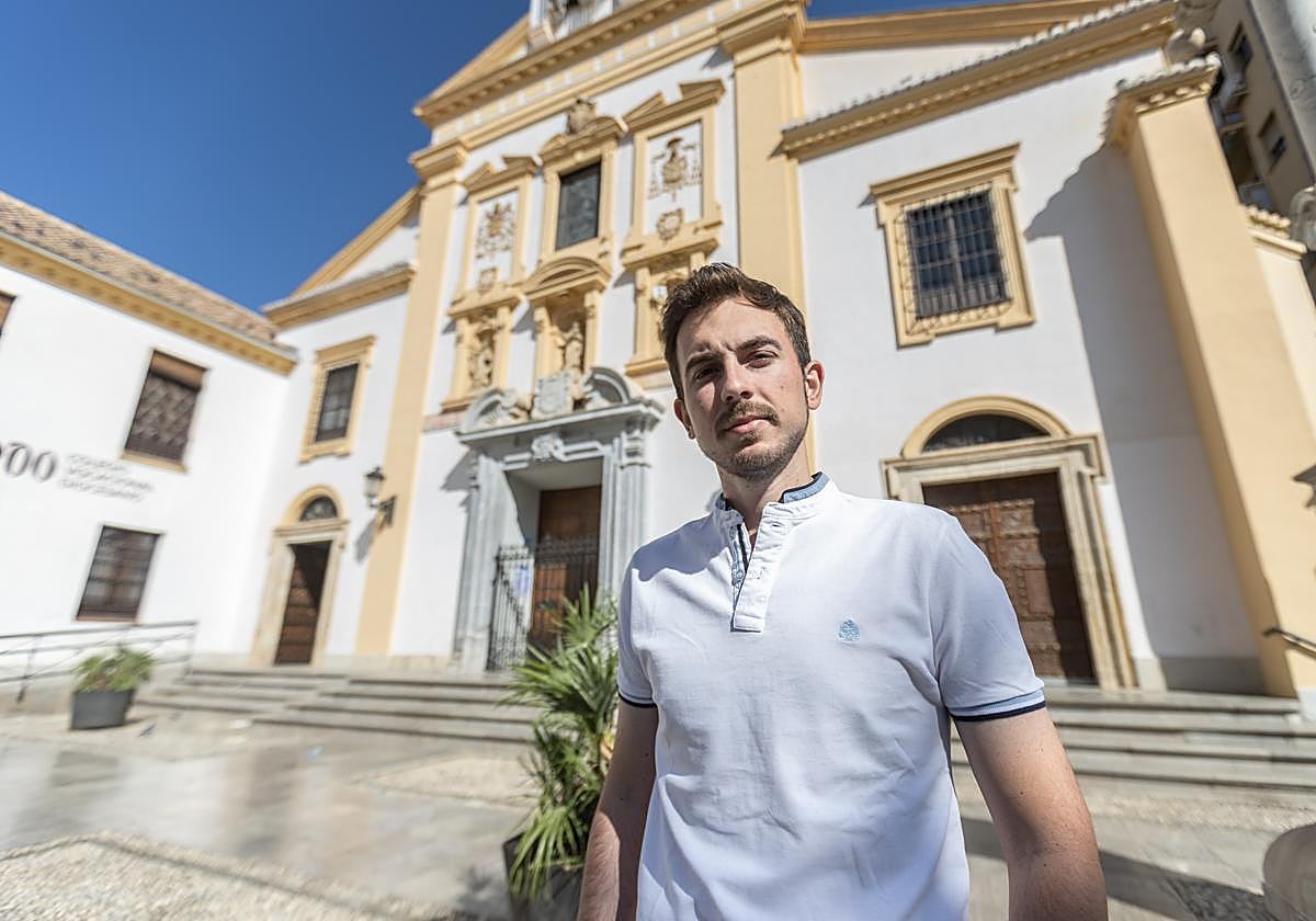 El candidato Alberto Jiménez posa para IDEAL delante de la parroquia de Nuestra Señora de Gracia.