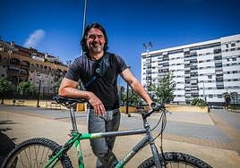 El candidato Manuel Varo posa para IDEAL junto a las pistas deportivas de la plaza Poeta Javier Egea, en el Zaidín.