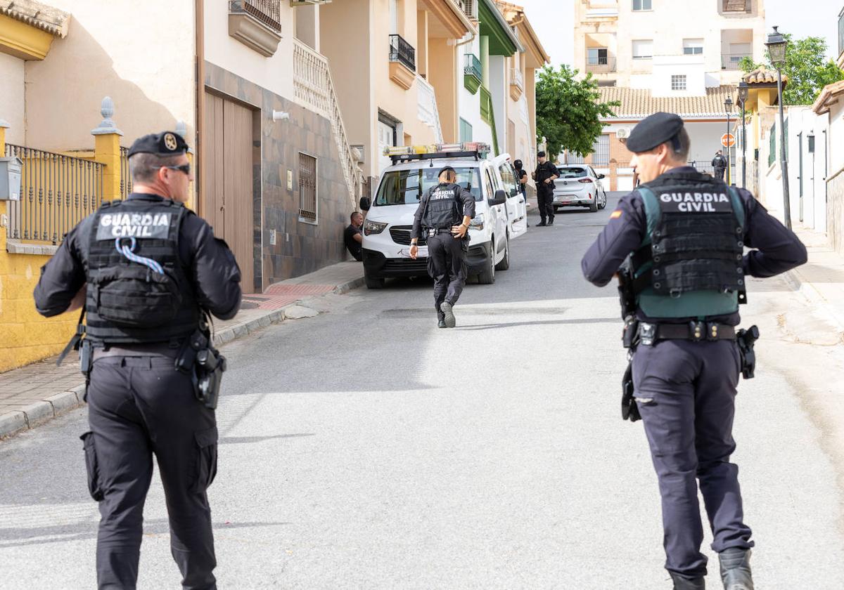 Guardia Civil en un registro anterior en Láchar.