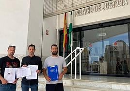 Miembros del sindicato en el Palacio de Justicia de Motril.