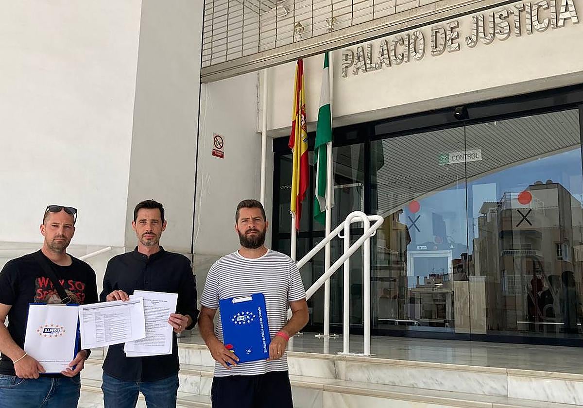 Miembros del sindicato en el Palacio de Justicia de Motril.