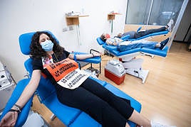 Un momento del gesto simbólico protagonizado por los manifestantes.