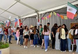 Asistentes a la VIII Feria de las Naciones celebrada en el Campus.
