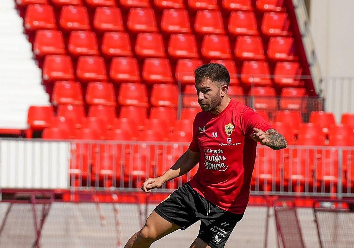 Adri Embarba controla el balón en la sesión celebrada ayer en el campo principal del Power Horse Stadium.