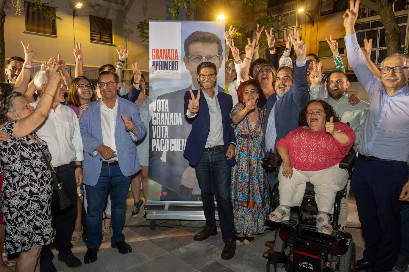 El candidato del PSOE a la alcaldía de Granada, Paco Cuenca, junto a miembros de la lista socialista y vecinos de la Chana, este jueves.