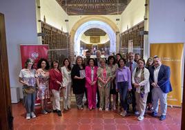 Representantes de las instituciones y profesorado de los Cursos Manuel de Falla, ayer en el Hospital Real.