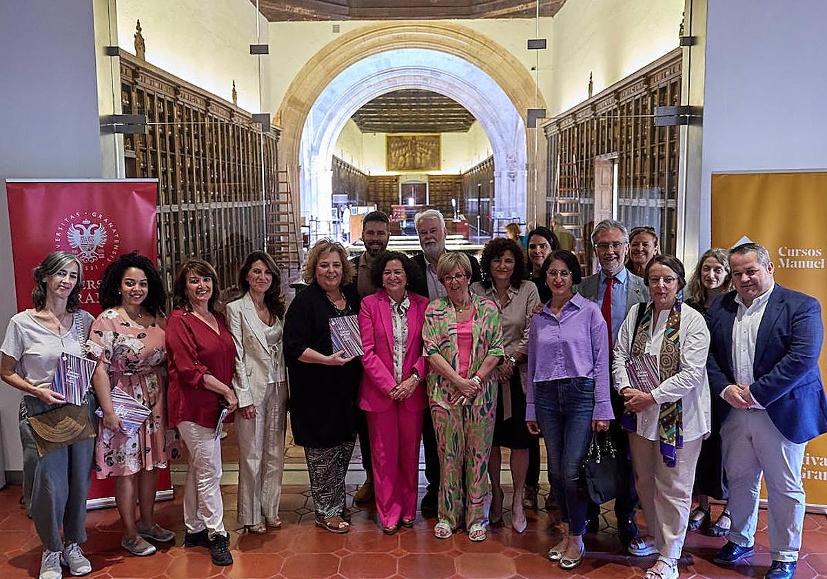 Representantes de las instituciones y profesorado de los Cursos Manuel de Falla, ayer en el Hospital Real.
