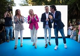 Marifrán Carazo, arropada por sus compañeros de partido en el incio de campaña.