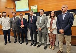 Foto de familia de las autoridades y responsables del proyecto este viernes en Expoliva.