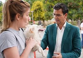 El candidato socialista a la alcaldía de Granada, Paco Cuenca, este sábado junto a una mujer y su mascota.