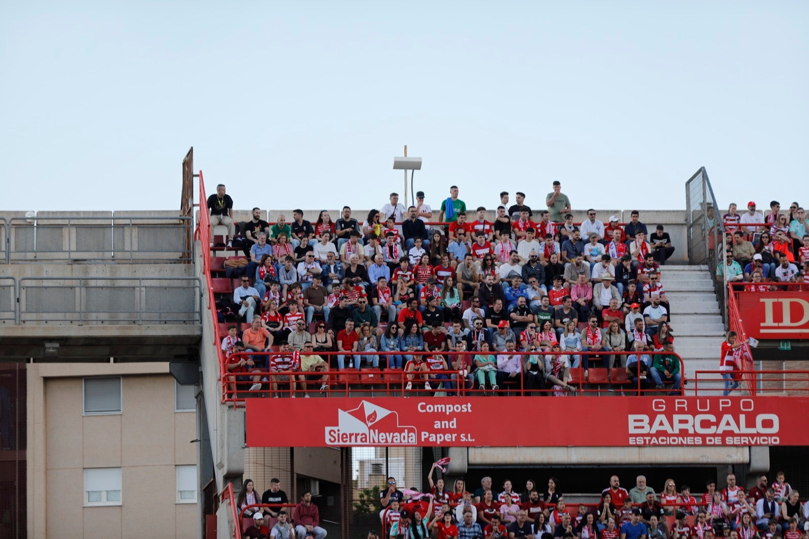 Encuéntrate en la grada en el Granada-Lugo