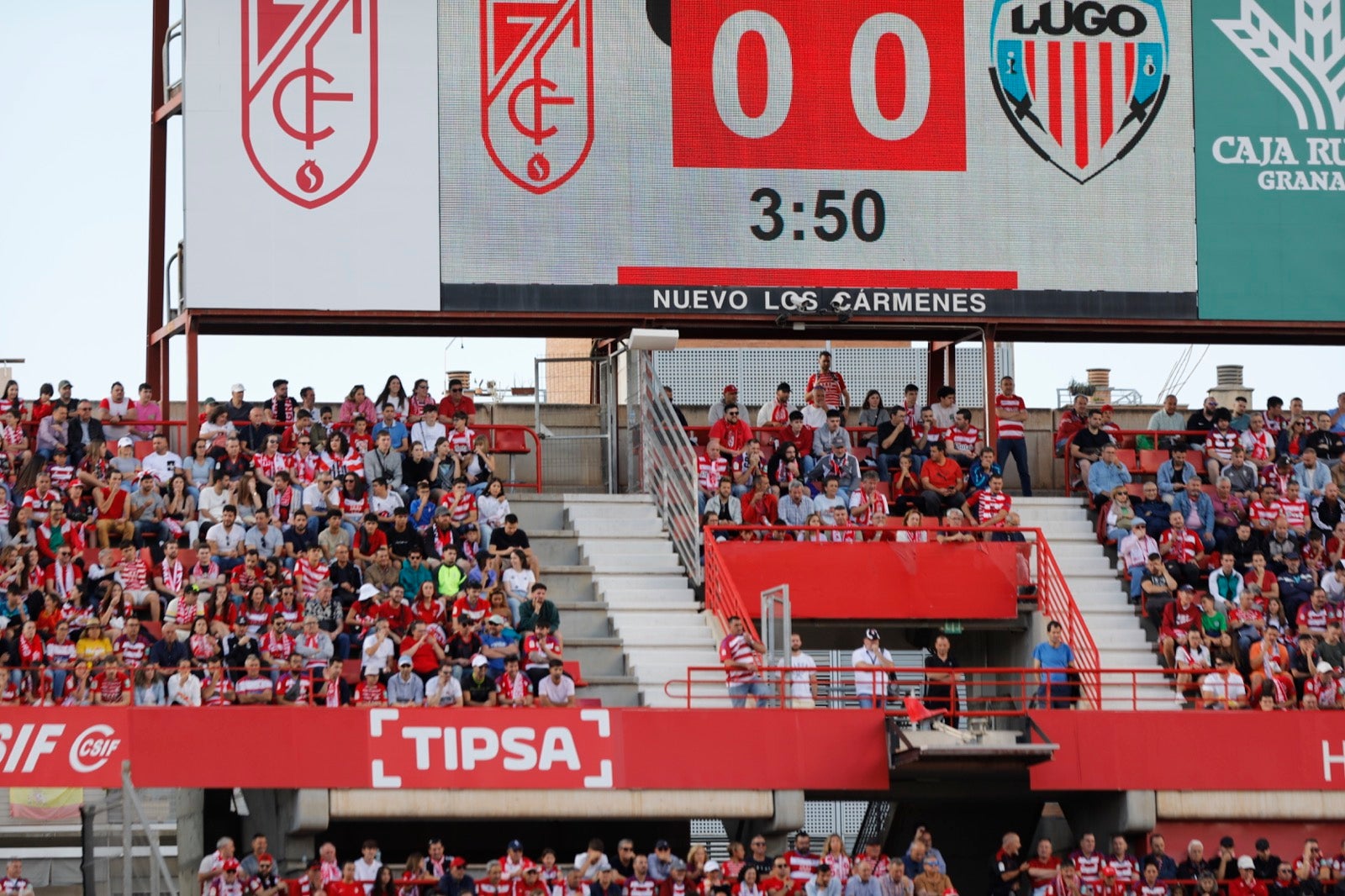 Encuéntrate en la grada en el Granada-Lugo