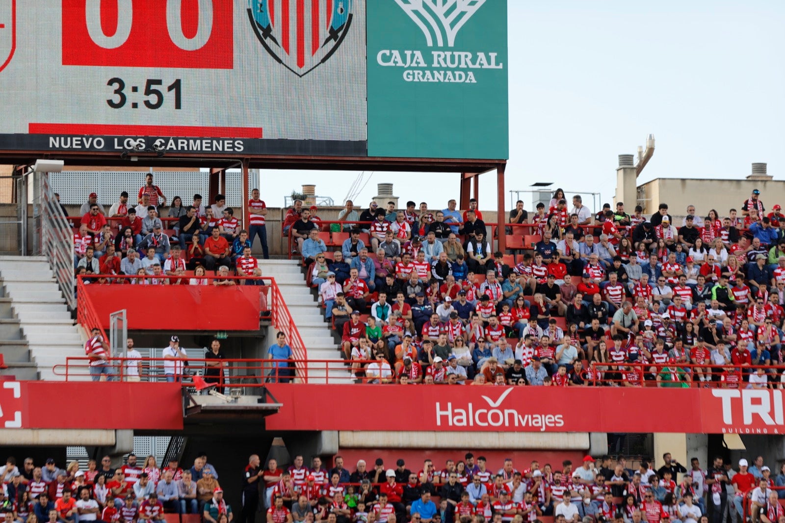 Encuéntrate en la grada en el Granada-Lugo