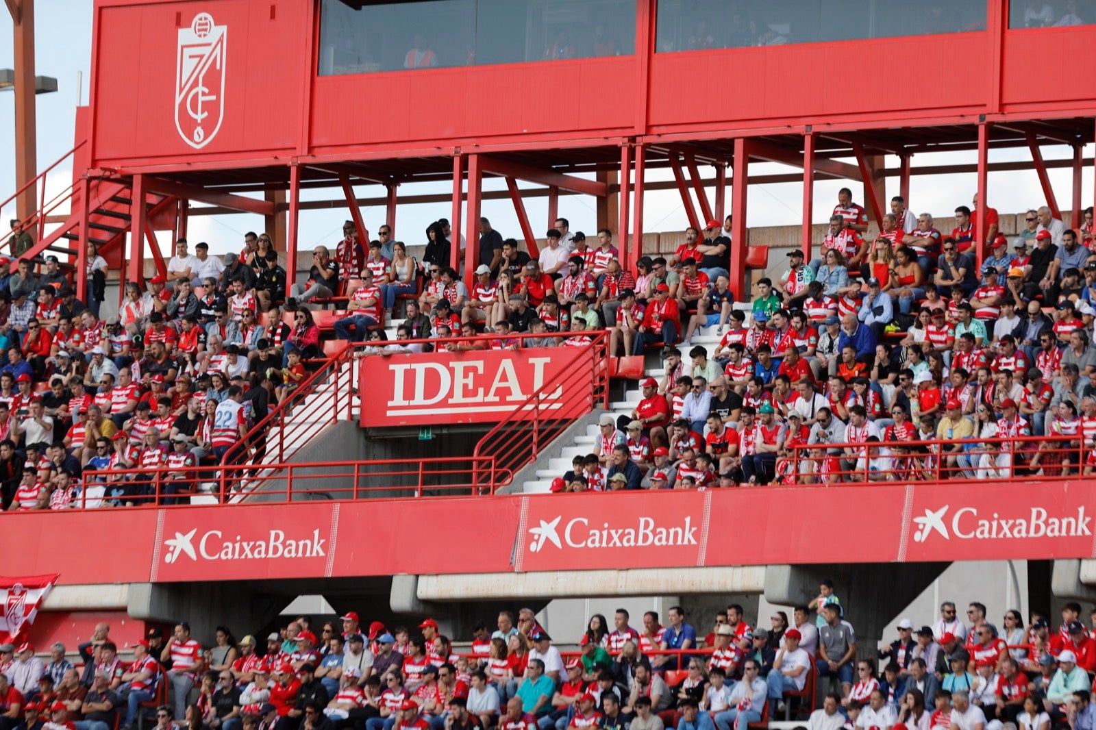 Encuéntrate en la grada en el Granada-Lugo