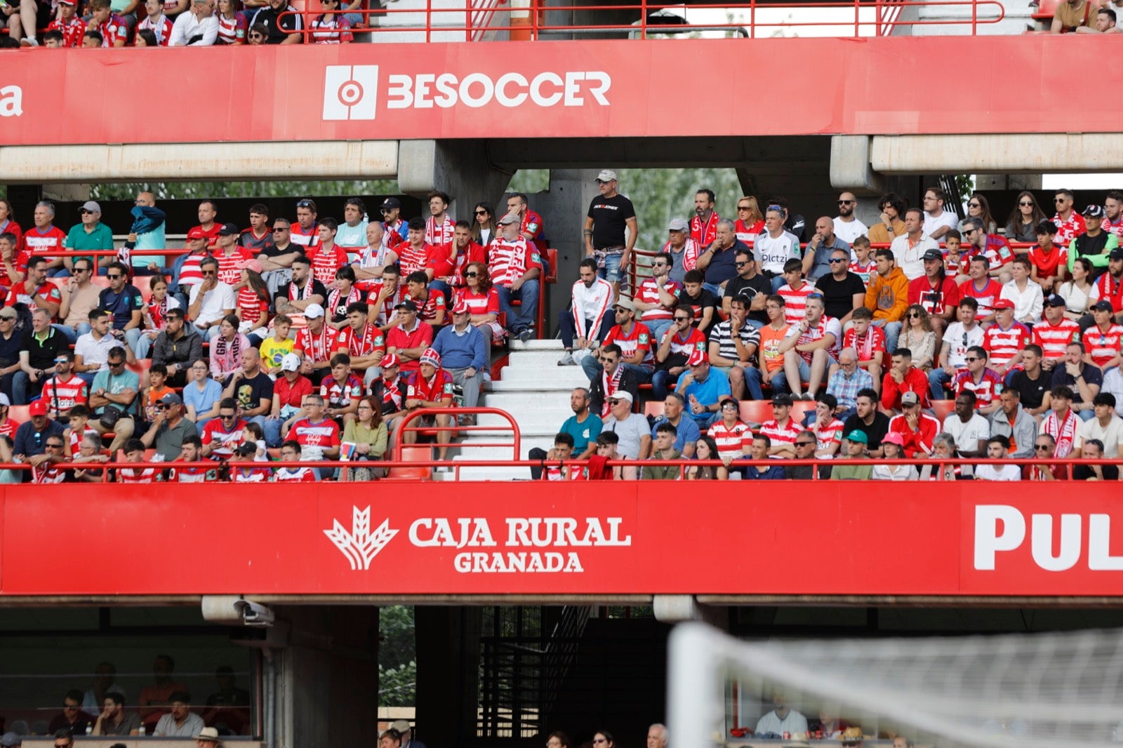 Encuéntrate en la grada en el Granada-Lugo