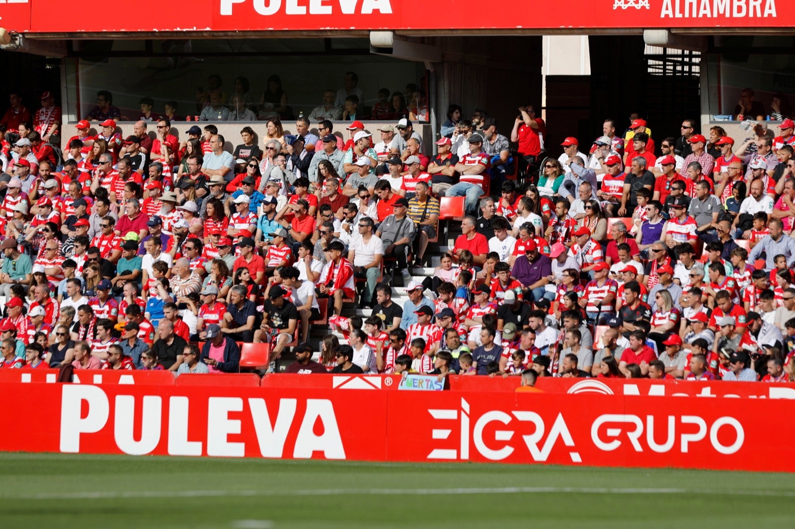 Encuéntrate en la grada en el Granada-Lugo