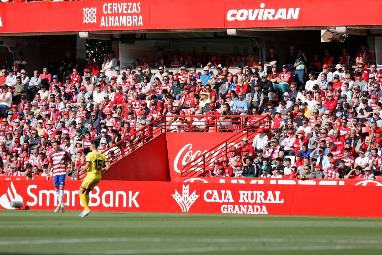 Encuéntrate en la grada en el Granada-Lugo