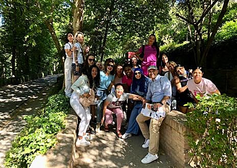 Imagen secundaria 1 - En el Palacio de Carlos V y en la subida a la Alhambra. 