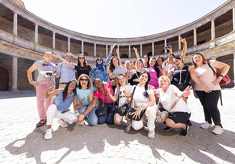 Imagen principal - En el Palacio de Carlos V y en la subida a la Alhambra. 