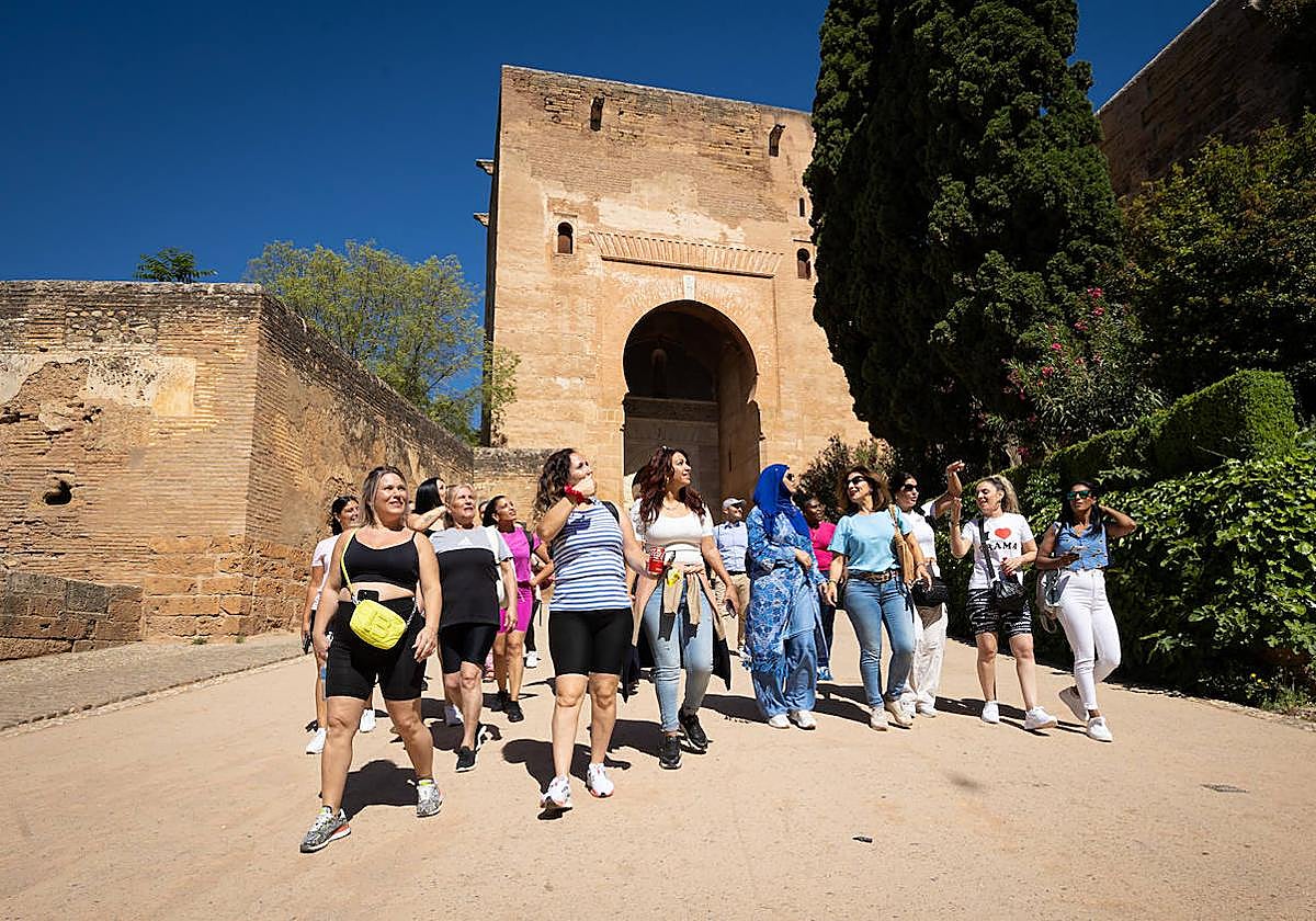 Madres del CEIP Arrayanes pasean por la Puerta de la Justicia.