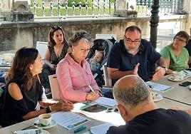 La europarlamentaria verde Evelyn Huytebroeck, este sábado, junto al candidato a la alcaldía de Granada Unida, Francisco Puentedura, y otros miembros de la lista.