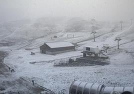 Nieve en Sierra Nevada en la mañana del sábado.