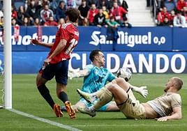 Entre Ely y Fernando cortan un pase de Abde en la primera parte.