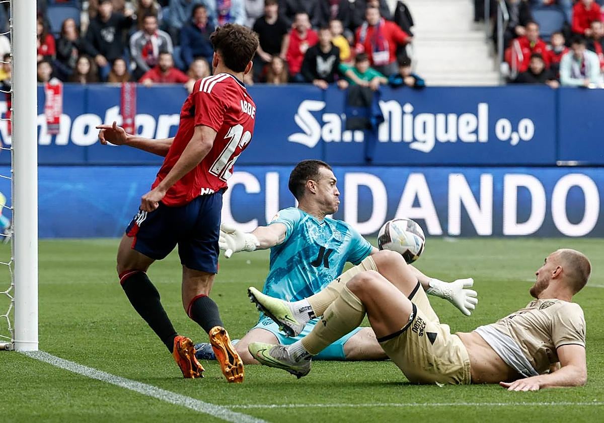 Entre Ely y Fernando cortan un pase de Abde en la primera parte.