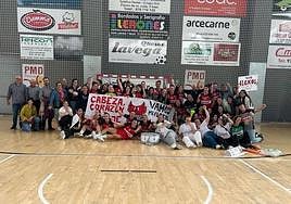 Componentes del Flexol Ciudad de Granada celebran el ascenso logrado en Palencia.