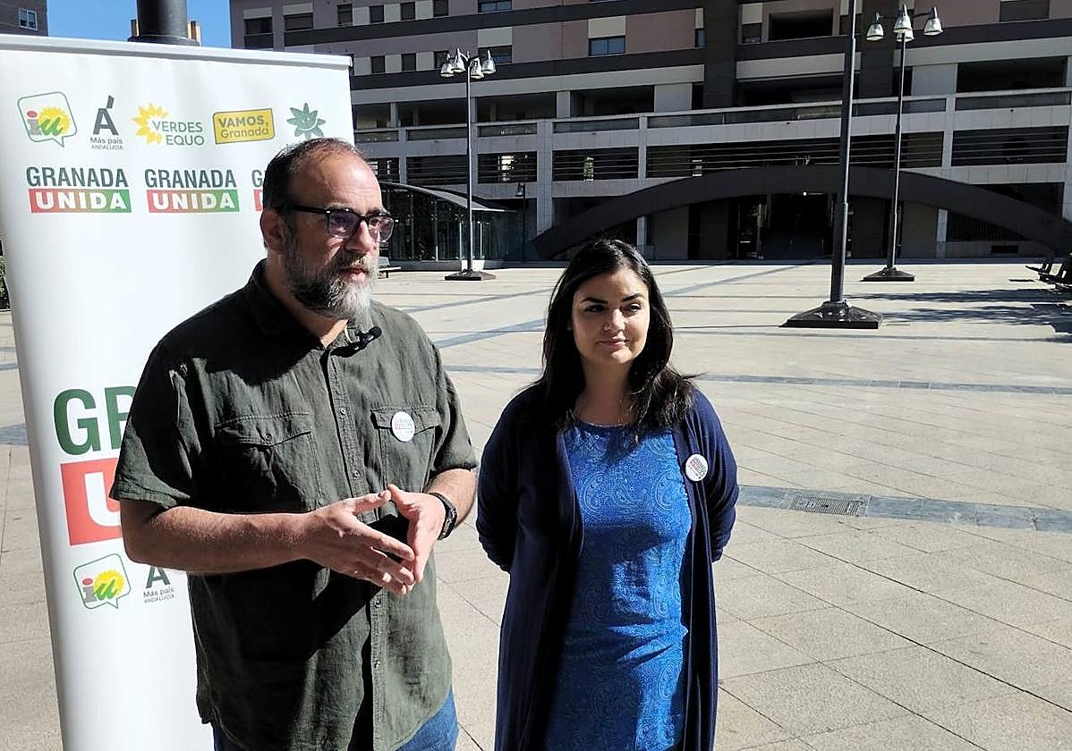 El candidato a la alcaldía de Granada Unida, Francisco Puentedura, y la número 4 de la lista, Sara López, en San Lázaro.