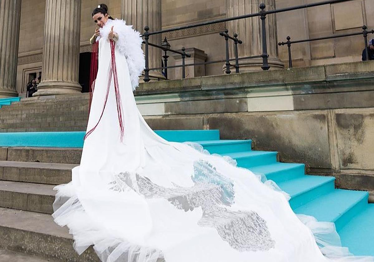 Blanca Paloma en la alfombra turquesa días previos al festival de Eurovisión.