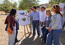 El candidato socialista a la alcaldía de Granada, Paco Cuenca, junto a compañeros de lista y vecinos este domingo.