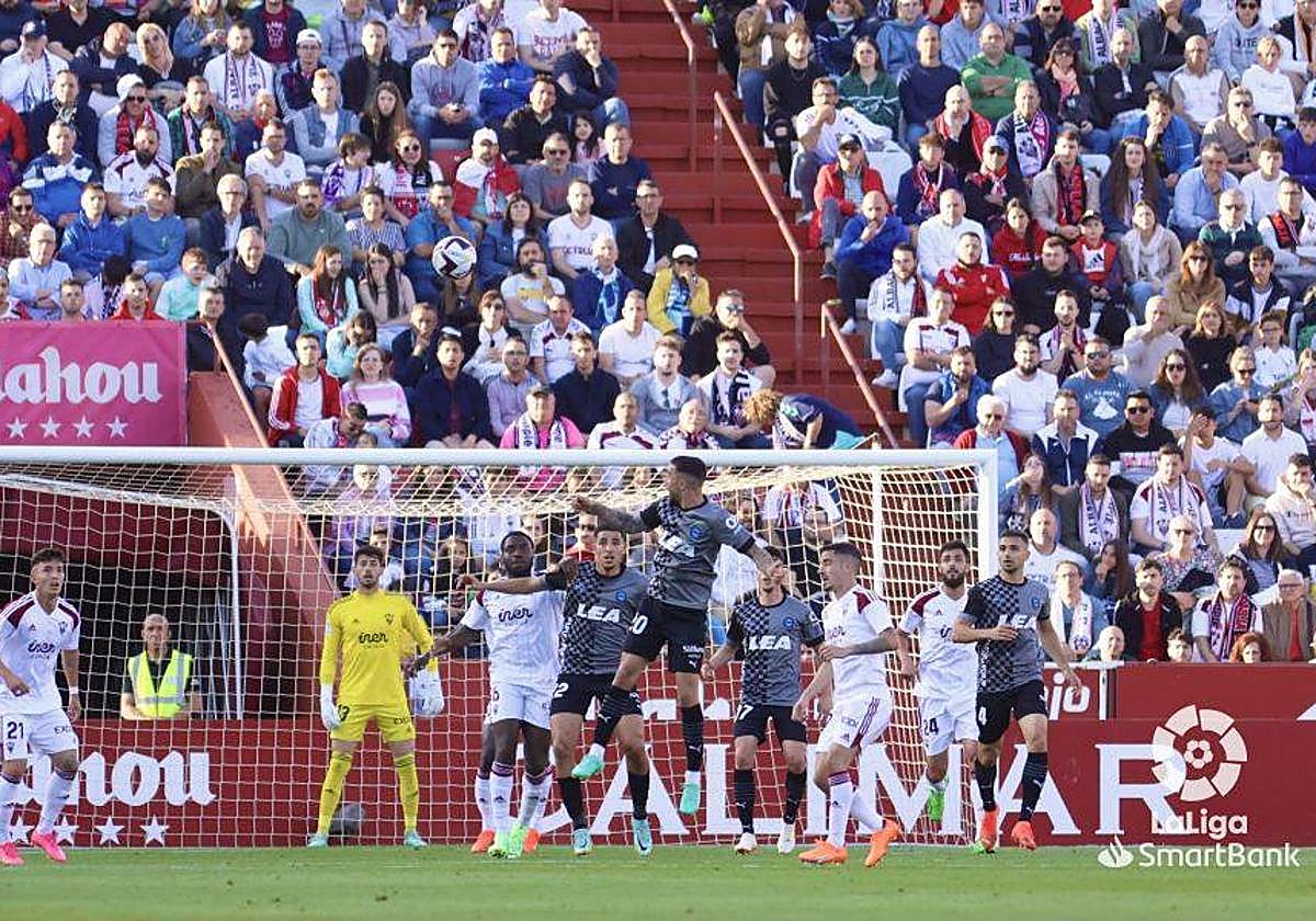 El ascenso, más cerca del Granada tras el empate del Alavés en Albacete