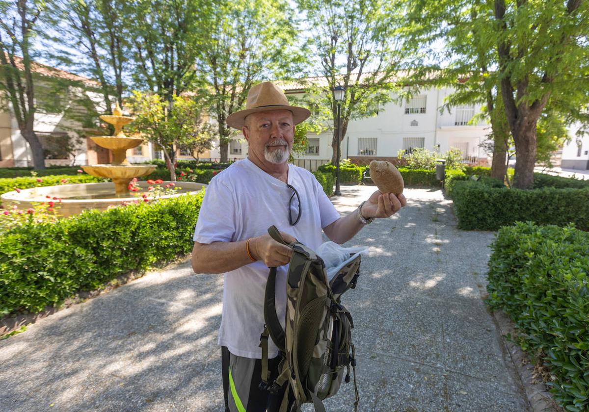 José, a diario, va a La Chana a comprar pan y tarda una hora a pie.