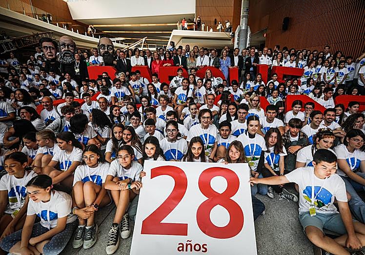 Imagen principal - Foto de familia, colas en la entrada del museo y el coro Hop-Hop, cantando cumpleaños feliz. 
