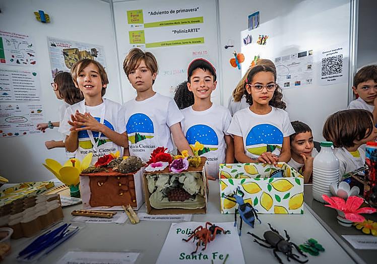 Imagen principal - Talleres, actividades y un coche eléctrico con sensores. 