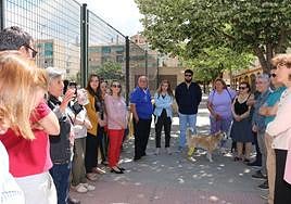 La candidata a la alcaldía de Podemos-Av, Elisa Cabrerizo, visita Santa Adela.