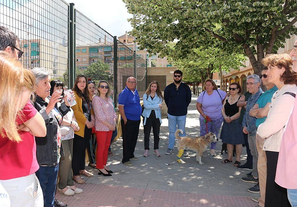 La candidata a la alcaldía de Podemos-Av, Elisa Cabrerizo, visita Santa Adela.