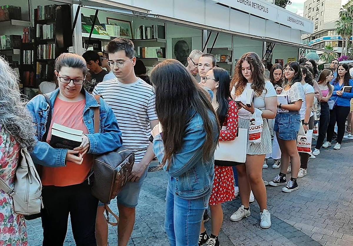 Colas para la firma de Iria G. Parente y Selene M. Pascual.