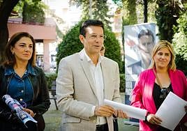 El candidato a la alcaldía del PSOE, Paco Cuenca, junto a las integrantes de la lista Raquel Ruz (izq) y Nuria Gutiérrez.
