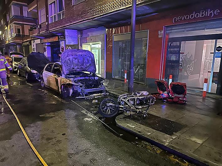 Estado en el que han quedado los vechículos incendiados