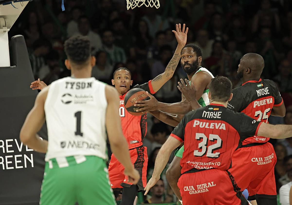 La defensa granadina aprieta a Pargo en el partido del pabellón sevillano de San Pablo.