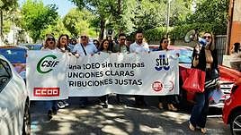 Manifestantes a su paso por la calle Arquitecto Berges.