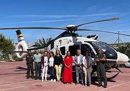 Catalina Madueño, en el centro, acompañada por el teniente coronel jefe de la Comandancia, Francisco José Lozano, y el alcalde de Mengíbar, Juan Bravo.