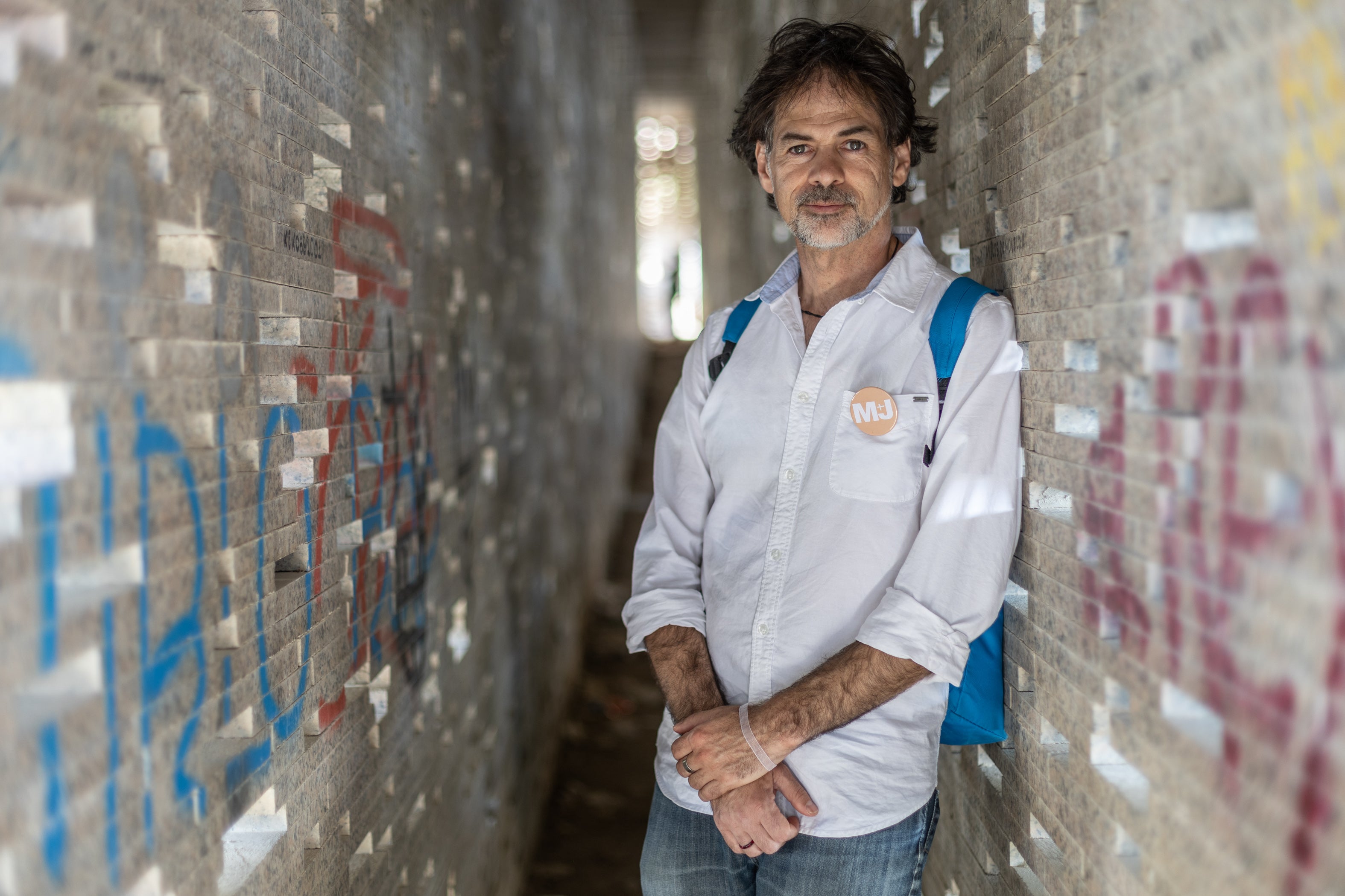 El candidato Luis Antonio Rodríguez posa en el interior de un pasadizo del entorno de San Miguel Alto.