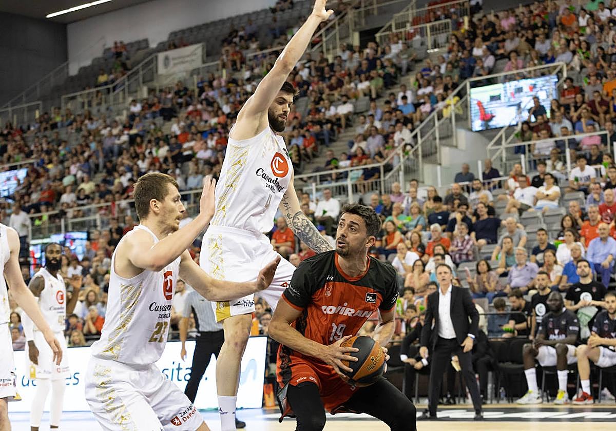 Pere Tomàs, alero que se mueve en el poste bajo.